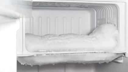 Peu de gens connaissent cette astuce maison avec du papier alu pour retirer la glace sans effort