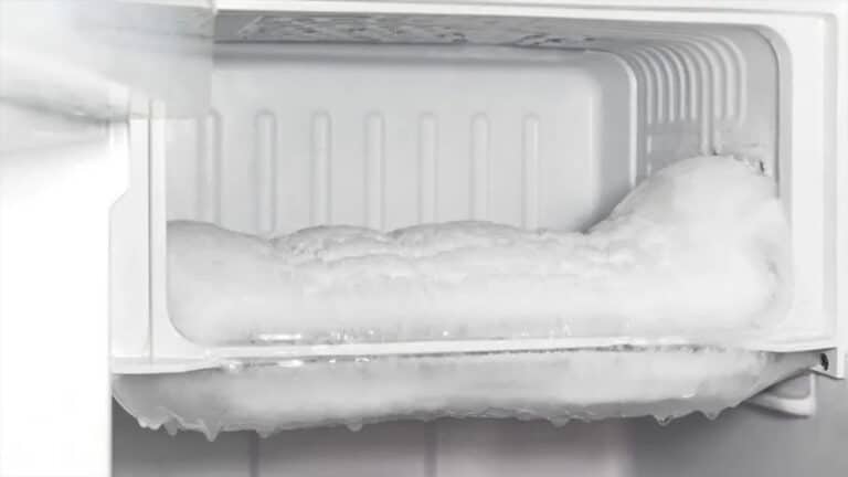 Peu de gens connaissent cette astuce maison avec du papier alu pour retirer la glace sans effort