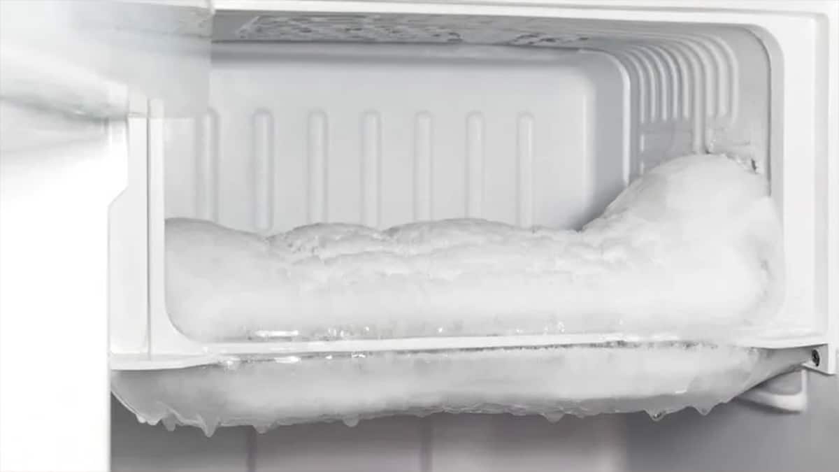Peu de gens connaissent cette astuce maison avec du papier alu pour retirer la glace sans effort