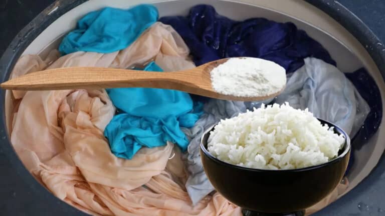 Pourquoi vous devriez mélanger du bicarbonate avec du riz et le mettre avec vos vêtements