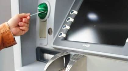 Presque personne ne le sait : ce bouton secret au distributeur de billets vous sauvera si votre carte bancaire est avalée