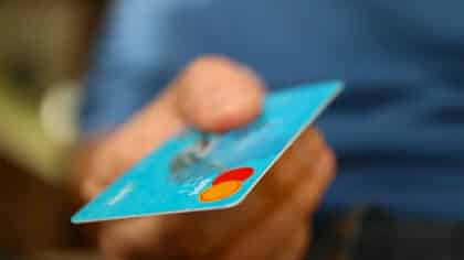 Que faire si le distributeur ne rend pas votre CB ? Ce bouton sur lequel vous devez appuyer