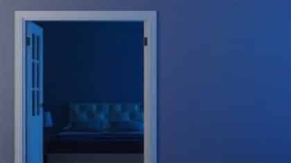 Que signifie dormir avec la porte de la chambre ouverte selon la psychologie