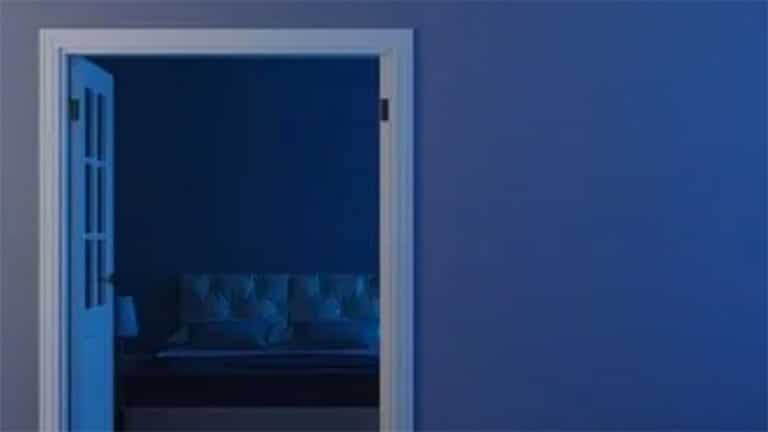 Que signifie dormir avec la porte de la chambre ouverte selon la psychologie