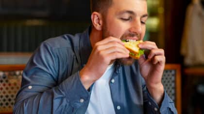 Que signifie le fait de manger trop vite selon la psychologie