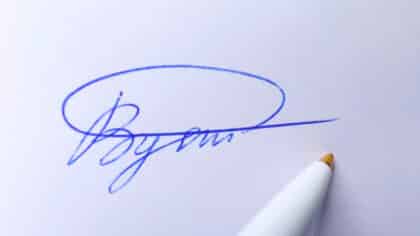 Que signifie le fait que la signature d’une personne comprenne des cercles ou des ovales selon la graphologie