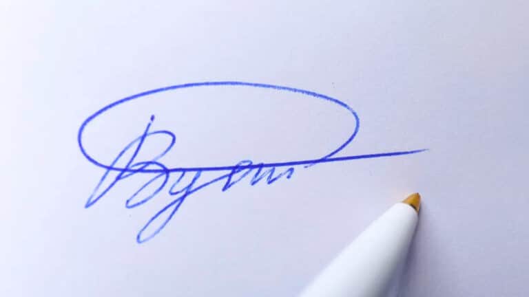Que signifie le fait que la signature d’une personne comprenne des cercles ou des ovales selon la graphologie