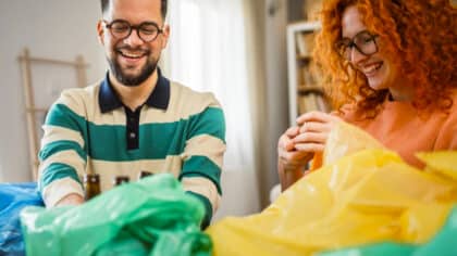 Que signifie le fait que quelqu’un mette des sacs dans un autre sac selon la psychologie