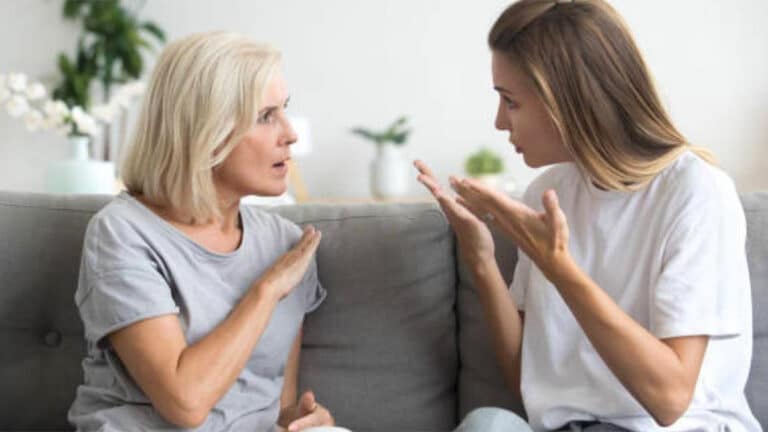 Que signifie le fait que quelqu’un parle mal de tout le monde selon la psychologie