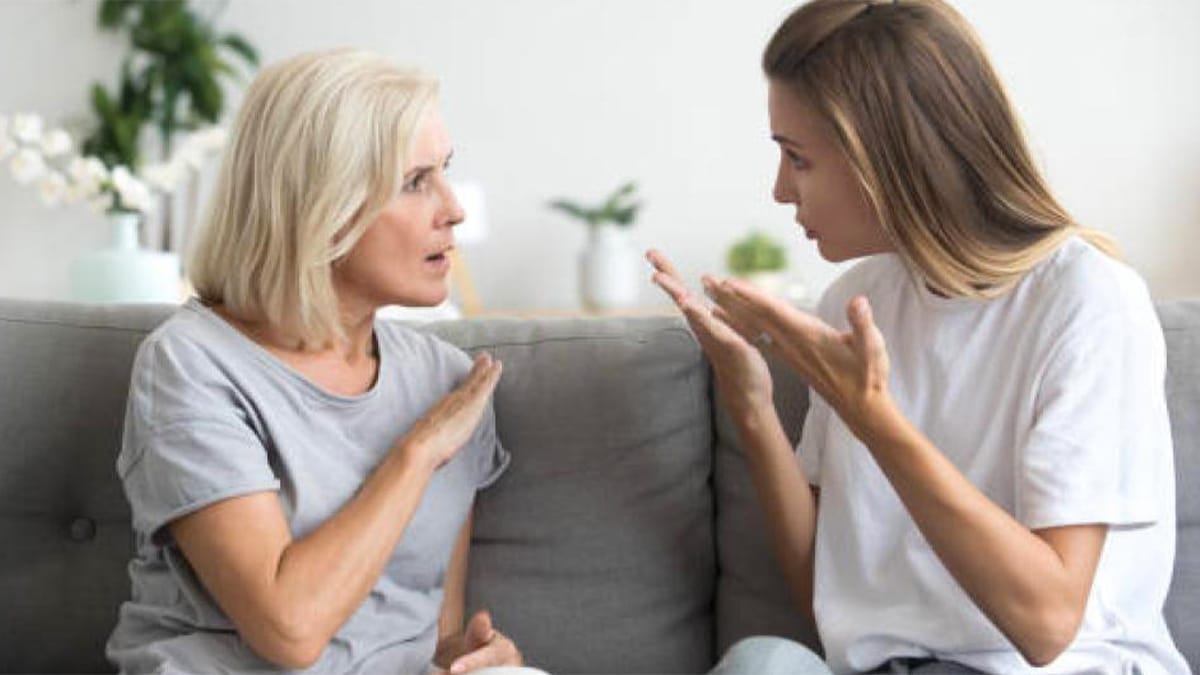 Que signifie le fait que quelqu’un parle mal de tout le monde selon la psychologie