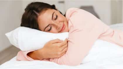 Que signifie le fait qu’une personne dorme en serrant un oreiller dans ses bras ou jambes selon la psychologie