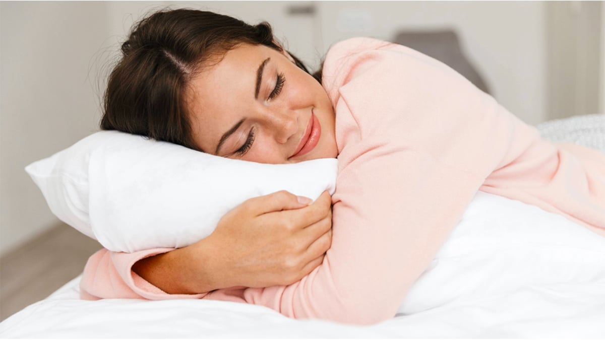 Que signifie le fait qu’une personne dorme en serrant un oreiller dans ses bras ou jambes selon la psychologie