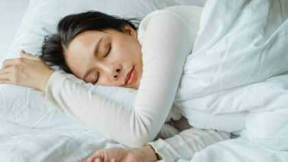 Que signifie le fait qu'une personne ferme toujours la porte de sa chambre, selon la psychologie ?