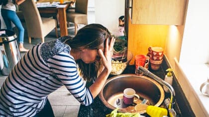 Que signifie le fait qu’une personne laisse la vaisselle ou des vêtements non lavés selon la psychologie