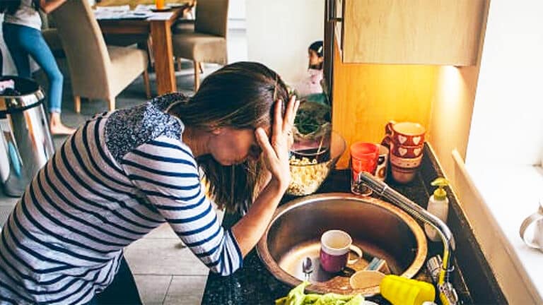 Que signifie le fait qu’une personne laisse la vaisselle ou des vêtements non lavés selon la psychologie