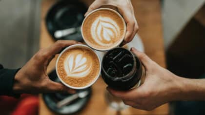 Que signifie le fait qu’une personne laisse toujours un peu de café dans la tasse, selon la psychologie