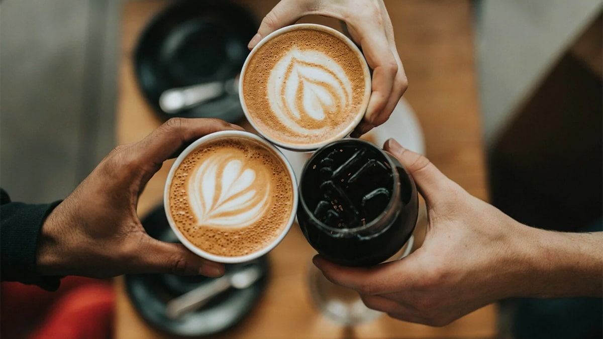 Que signifie le fait qu’une personne laisse toujours un peu de café dans la tasse, selon la psychologie
