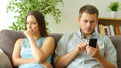 Que signifie le fait qu’une personne passe son temps sur son téléphone selon la psychologie