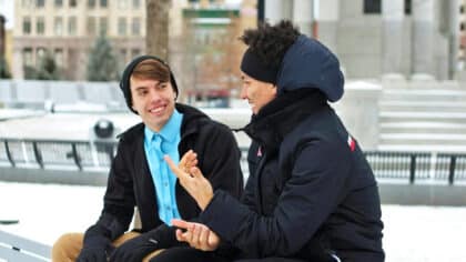 Que signifie le fait qu’une personne répète toujours les mêmes phrases selon la psychologie