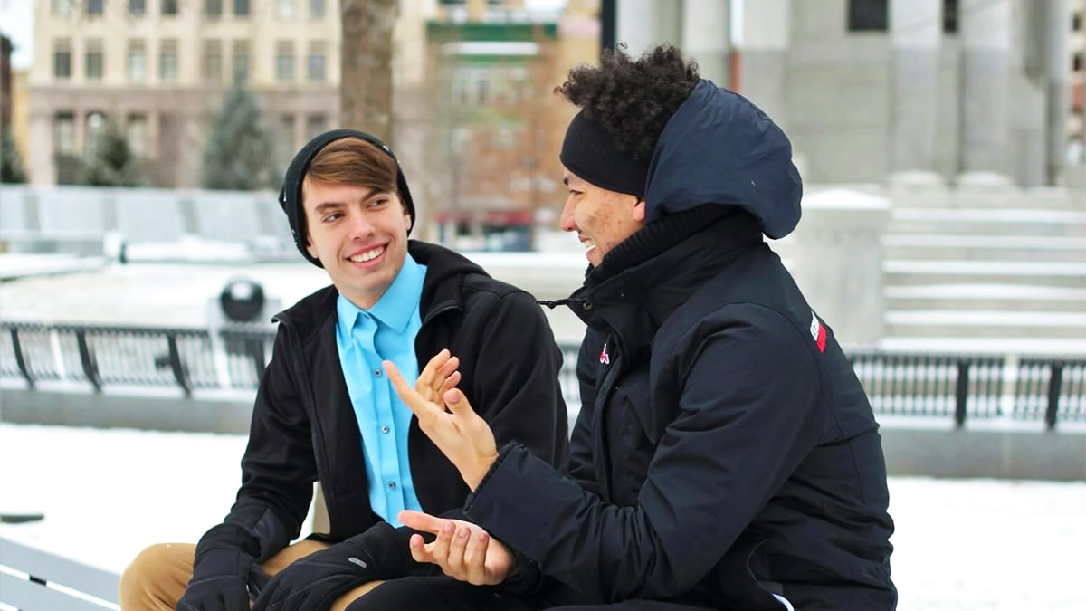Que signifie le fait qu’une personne répète toujours les mêmes phrases selon la psychologie