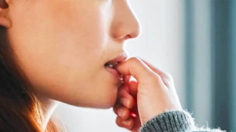Que signifie le fait qu’une personne se ronge les ongles selon la psychologie