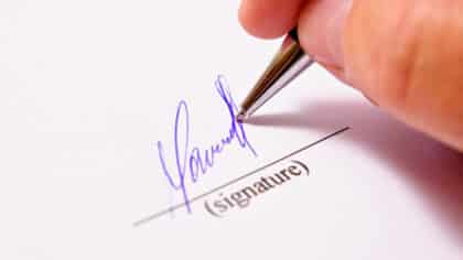 Que signifie le fait qu’une personne signe son nom complet selon la graphologie