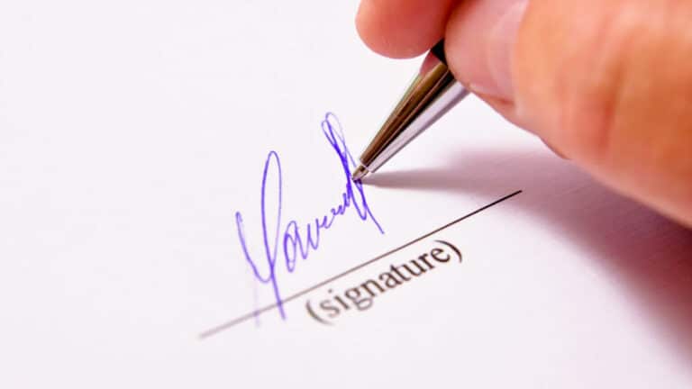 Que signifie le fait qu’une personne signe son nom complet selon la graphologie