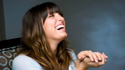 Que signifie le fait qu’une personne sourit tout le temps selon les experts en psychologie