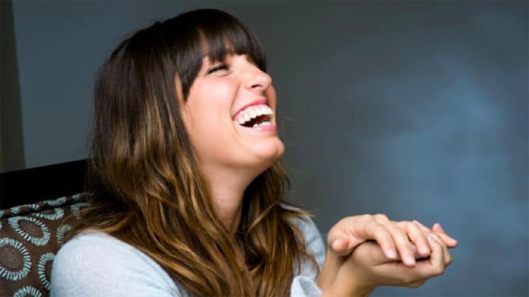 Que signifie le fait qu’une personne sourit tout le temps selon les experts en psychologie