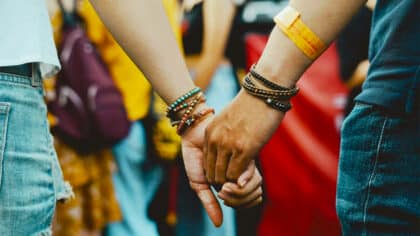 Que signifie porter plusieurs bracelets au poignet selon les psychologues