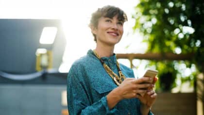 Que signifie regarder son téléphone au lieu de parler à d’autres personnes selon la psychologie