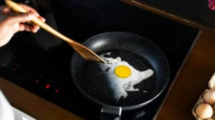 Sans poêle antiadhésive, les œufs au plat ne collent jamais : l’astuce simple que je recommande