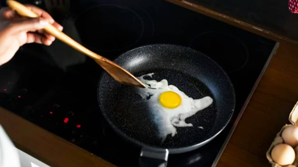 Sans poêle antiadhésive, les œufs au plat ne collent jamais : l’astuce simple que je recommande