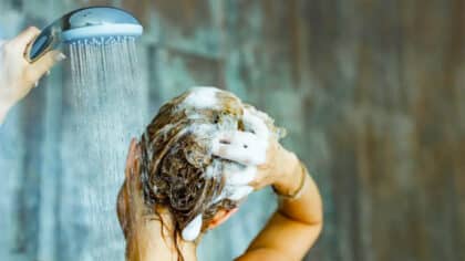Se laver les cheveux avec du vinaigre : voici pourquoi c’est recommandé et à quoi cela sert