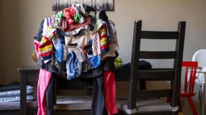 Si vous avez tendance à accumuler les vêtements sur la chaise, la psychologie explique la raison