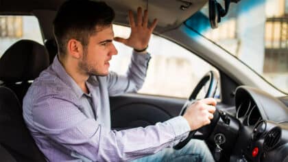 Si vous insultez les autres conducteurs en voiture, la psychologie explique ce que cela signifie