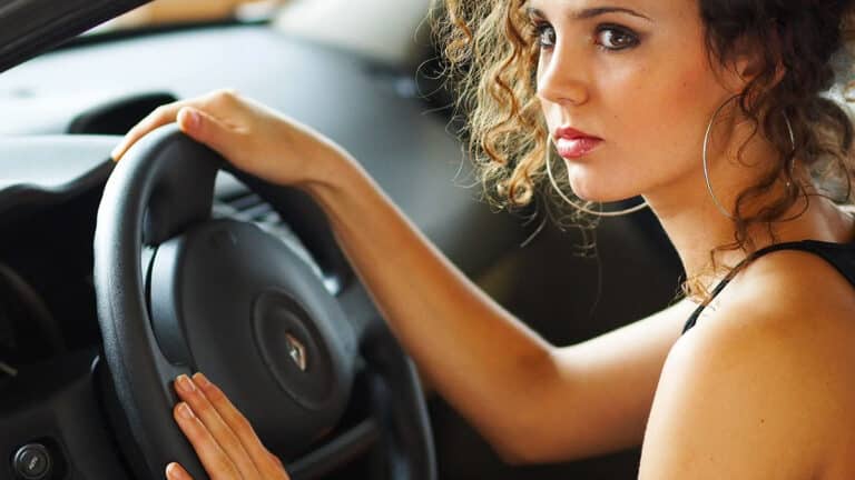 Si vous parlez bien plus lorsque vous conduisez avec quelqu’un, c’est à cause de cela selon la psychologie