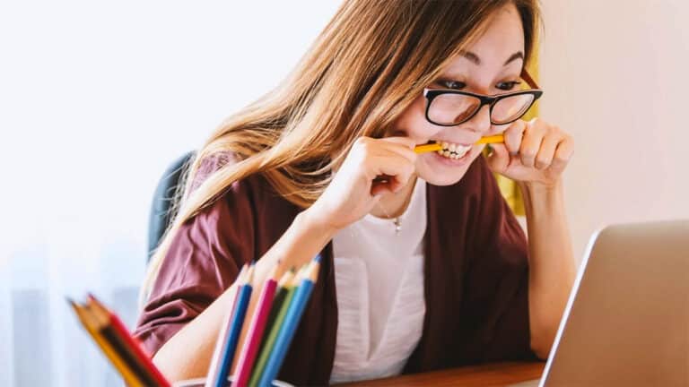 Si vous vous parlez à vous-même lorsque vous êtes stressé, voici pourquoi selon la psychologie