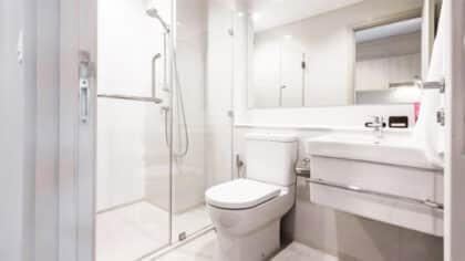 Simple et efficace : l’astuce du papier alu qui gardera votre salle de bain étincelante de propreté