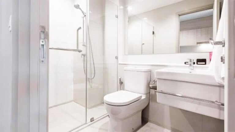 Simple et efficace : l’astuce du papier alu qui gardera votre salle de bain étincelante de propreté