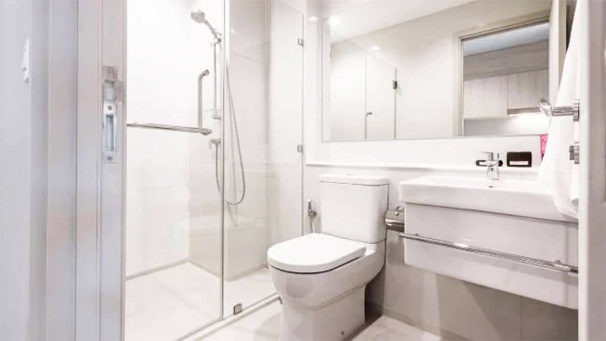 Simple et efficace : l’astuce du papier alu qui gardera votre salle de bain étincelante de propreté