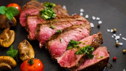 Un boucher alerte : l’erreur fatale que nous faisons tous pour conserver la viande au frigo