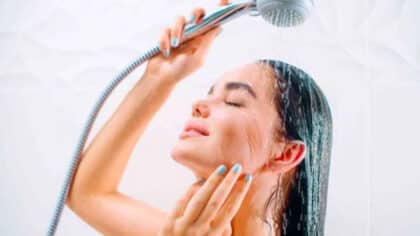 Un médecin alerte sur l’erreur que nous faisons sous la douche: nous ne lavons jamais cette partie