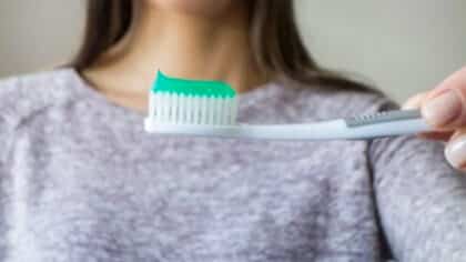 Une dentiste confirme l’erreur fatale que nous faisons tous en nous brossant les dents : "Cela perd en efficacité"