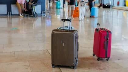 Une employée de l’aéroport révèle l’astuce pour que votre valise sorte la 1re sur le tapis