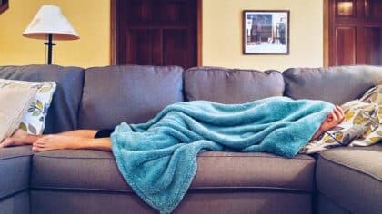 Une personne capable de s’endormir sur le canapé a ces caractéristiques, selon les psychologues
