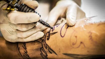 Vers la fin du tatouage ? Tout savoir sur ce phénomène de mode
