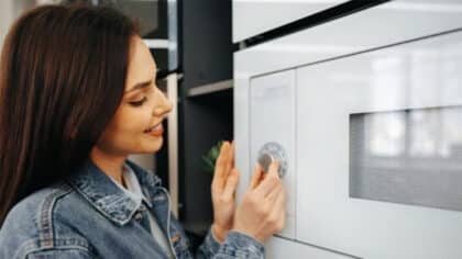 Votre micro-ondes sera comme neuf et sans odeur avec cette astuce imparable
