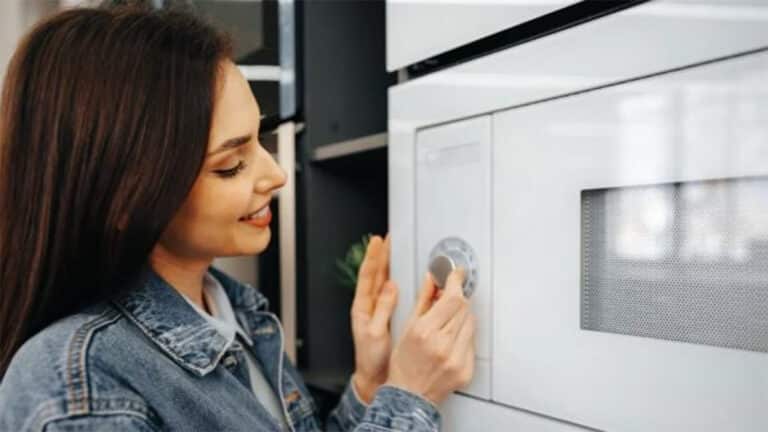 Votre micro-ondes sera comme neuf et sans odeur avec cette astuce imparable