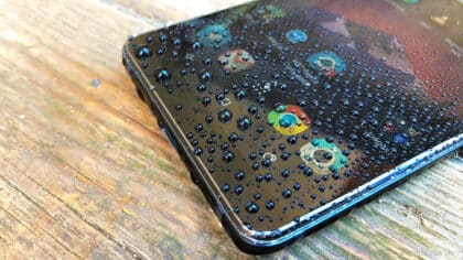 Votre téléphone a pris l’eau cet été ? Les 5 choses que vous ne devez surtout jamais faire